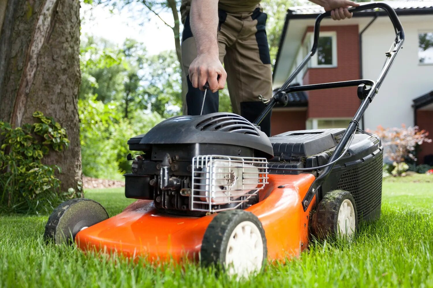 Lawn mower. Газонокосилка. Самодельные газонокосилки. Косилка бензиновая. Газонокосилка на газоне.