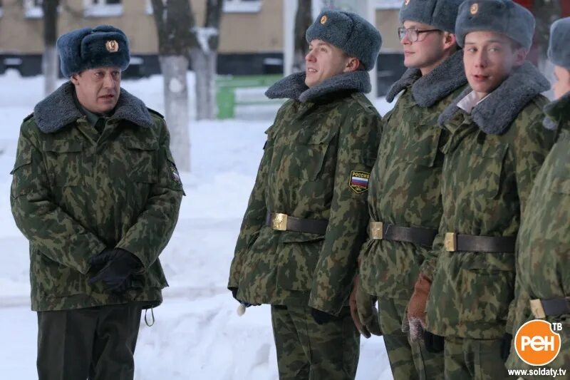 Тег армии. Солдат в бушлате. Бушлат это в армии. Солдат в большом бушлате. Солдаты 2 рота.