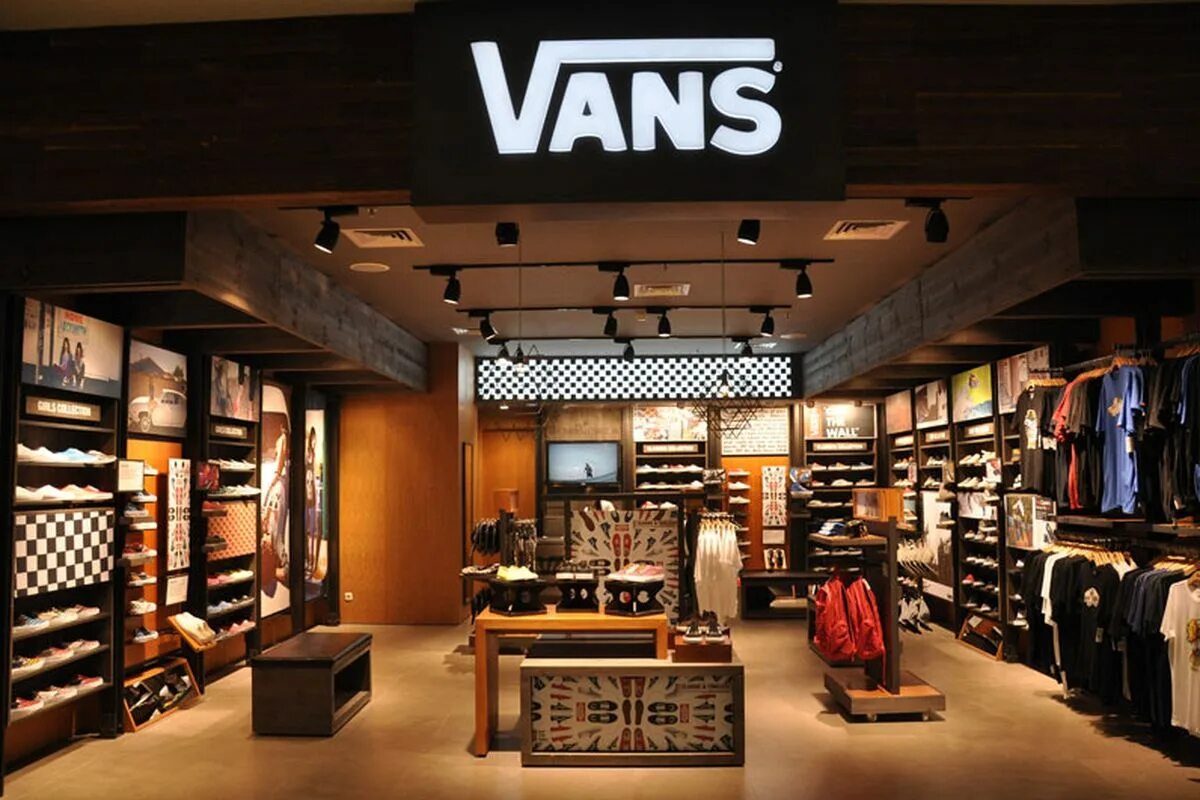 X shop магазин. Vans магазины. Витрина магазина vans. Ванс магазины Америка. Vans магазин фото.