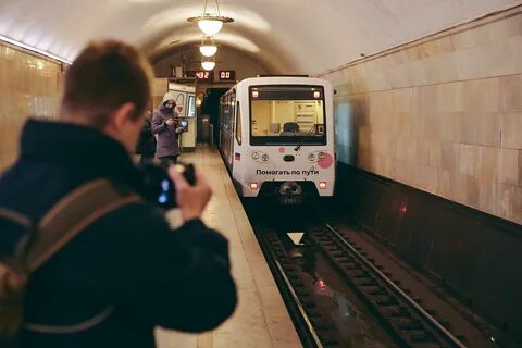 Поезд метро идет