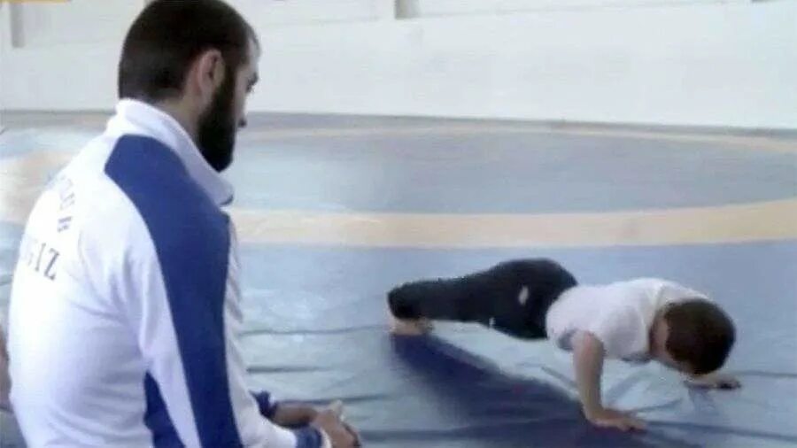 норма отжиманий по возрасту. отжимания нормативы. нормативы по отжиманию от пола. стритлифтинг нормативы 2021 2022. нормы гто отжимания на брусьях для мужчин.