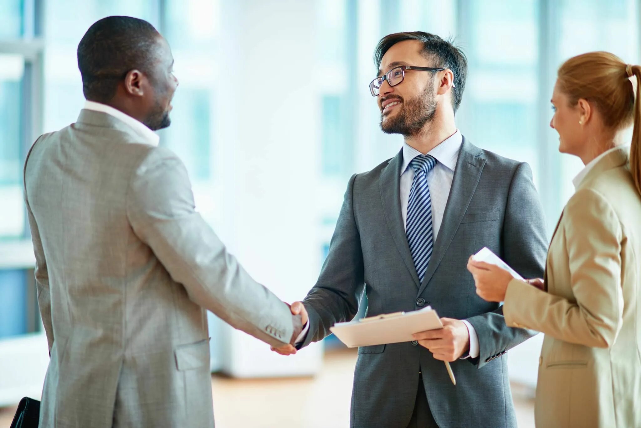 Client handshake. Разговор двух бизнесменов. Несколько бизнесменов. Два бизнесмена договорились. Два партнера.
