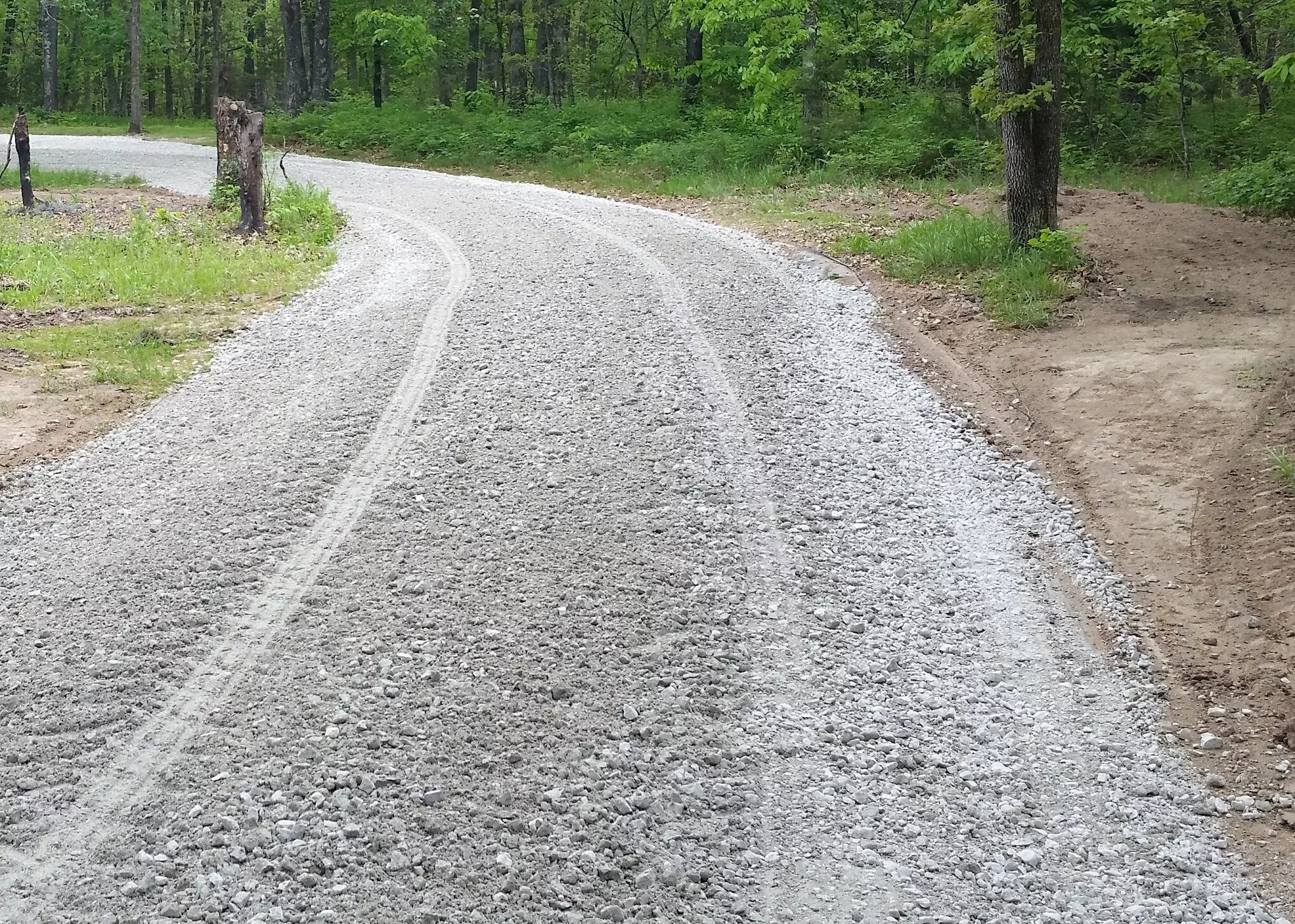 Как в того делают дороги. Песчано-гравийная смесь дорога. Дорога гравий. Щебень дорога. Гравийное покрытие дороги.