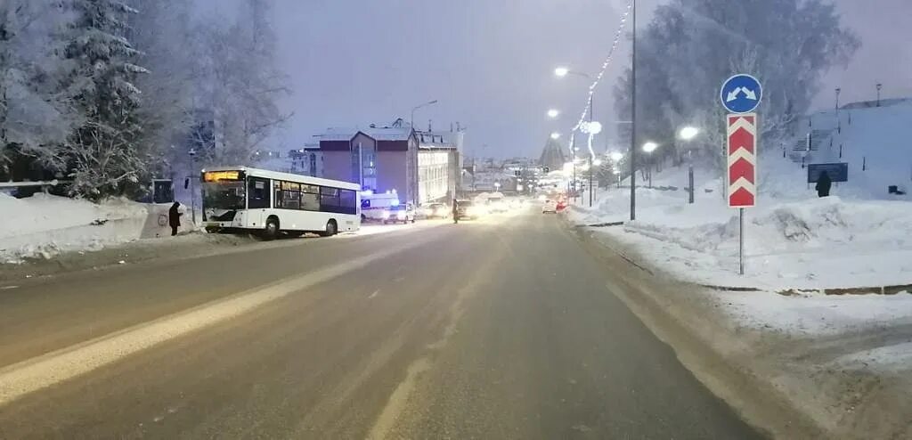 Погода в ханты мансийске 4 декабря. Автобус Ханты-Мансийск ДТП. Ханты-Мансийск 2022. Парковая 77 Ханты-Мансийск. ДТП на улице Гагарина Ханты-Мансийск.