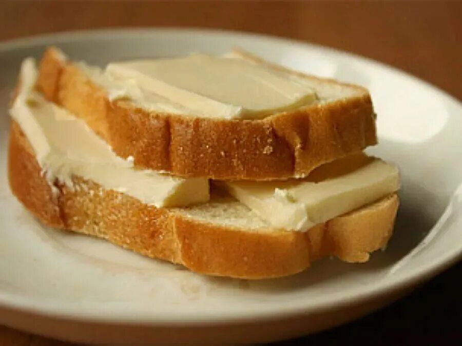 Хлеб с маслом рецепт. Бутерброд с маслом. Бутерброд со сливочным маслом. Бутерброд с маслом и сыром. Батон с маслом.
