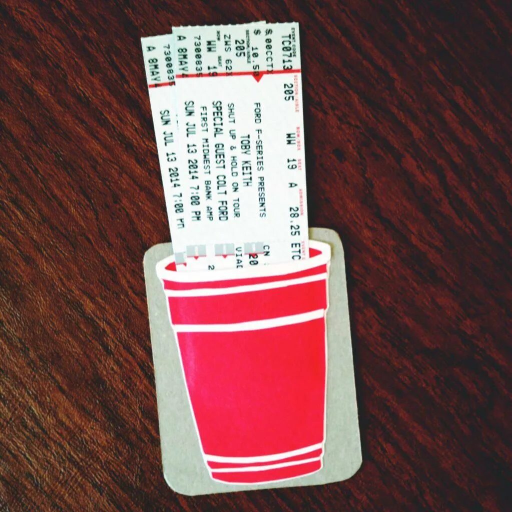 Билеты на концерт подарок. Оригинально подарить билеты. Как подарить лотерейный билет оригинально. Оригинально подарить билеты. Конверт для театральных билетов.