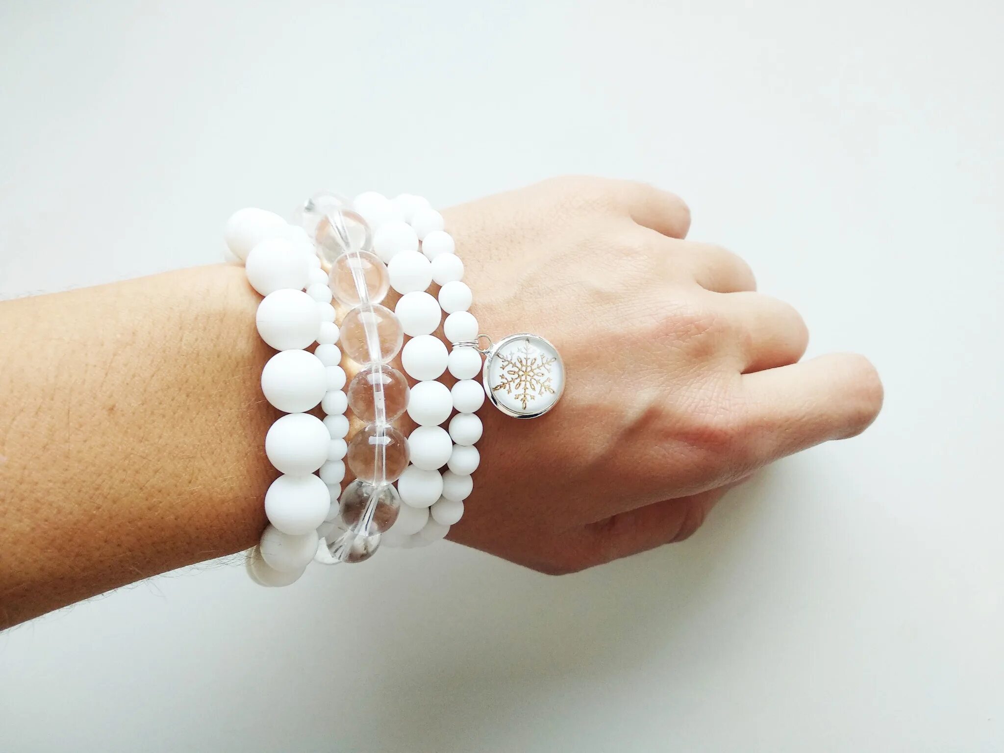 Браслет с белым агатом. Браслет женский белый. Стильные браслеты на руку. Белый браслет на руку. Белый браслет на руку.
