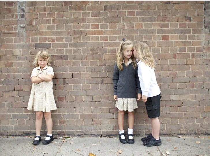 Подростка обижают в школе. Травля подростка в школе. Буллинг в школе. Ребенок в обществе. Bulling.