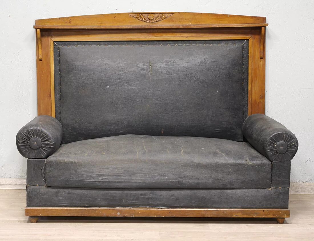 Старина диван. Диван сталинский Честер резной. Старинный диван с высокой спинкой. Старинный сталинский диван. Старинный кожаный диван.