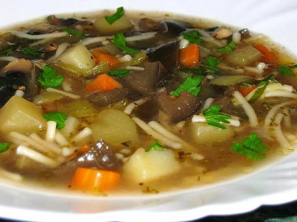 Вешенки приготовление супа. Грибной суп с вермишелью и картофелем. Грибной суп с вешенками. Суп вермишелевый грибной. Суп с грибами вешенками.