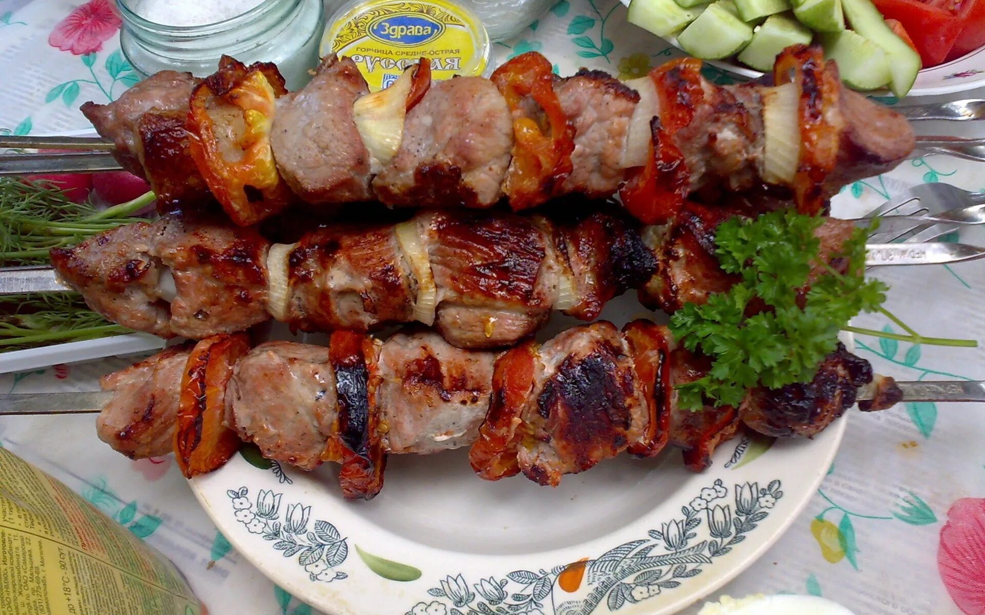 Готовый шашлык. Шашлык на шпажках в духовке. Шашлык домашний. Шашлык на шампуре. Шашлык на шпажках.