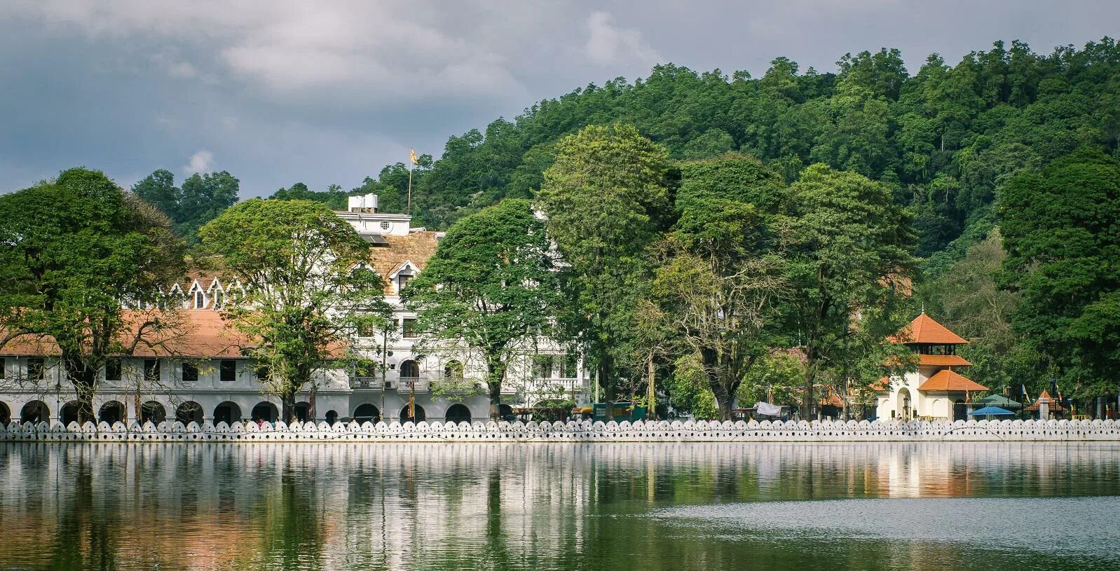 Канди Шри Ланка. Озеро Канди Шри Ланка. Kandy Lake Канди. Канди Шри Ланка достопримечательности. Г канди