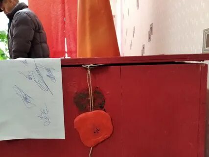Девушка залила урну с избирательными бюллетенями