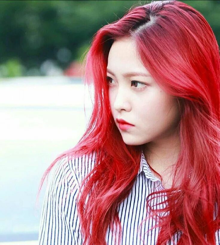 Red hair dorikore. Red velvet. Красный цвет волос. Айрин ред вельвет фиолетовые волосы. Красный цвет волос с челкой.
