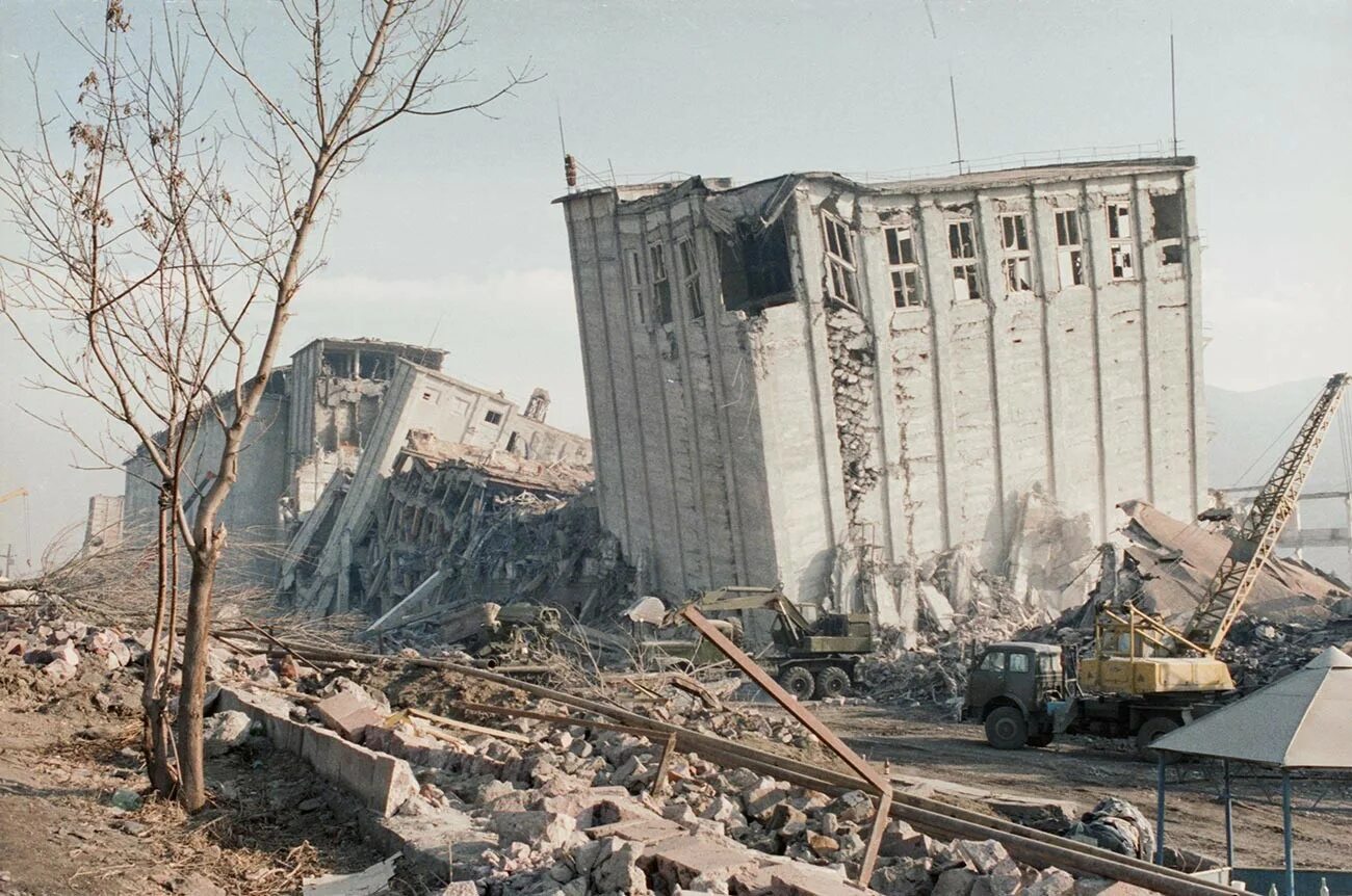 Спитак землетрясение 1988. Землетрясение в Армении Спитак. Землетрясение в Армении в 1988. Ленинакан землетрясение 1988. В каком году было сильное землетрясение
