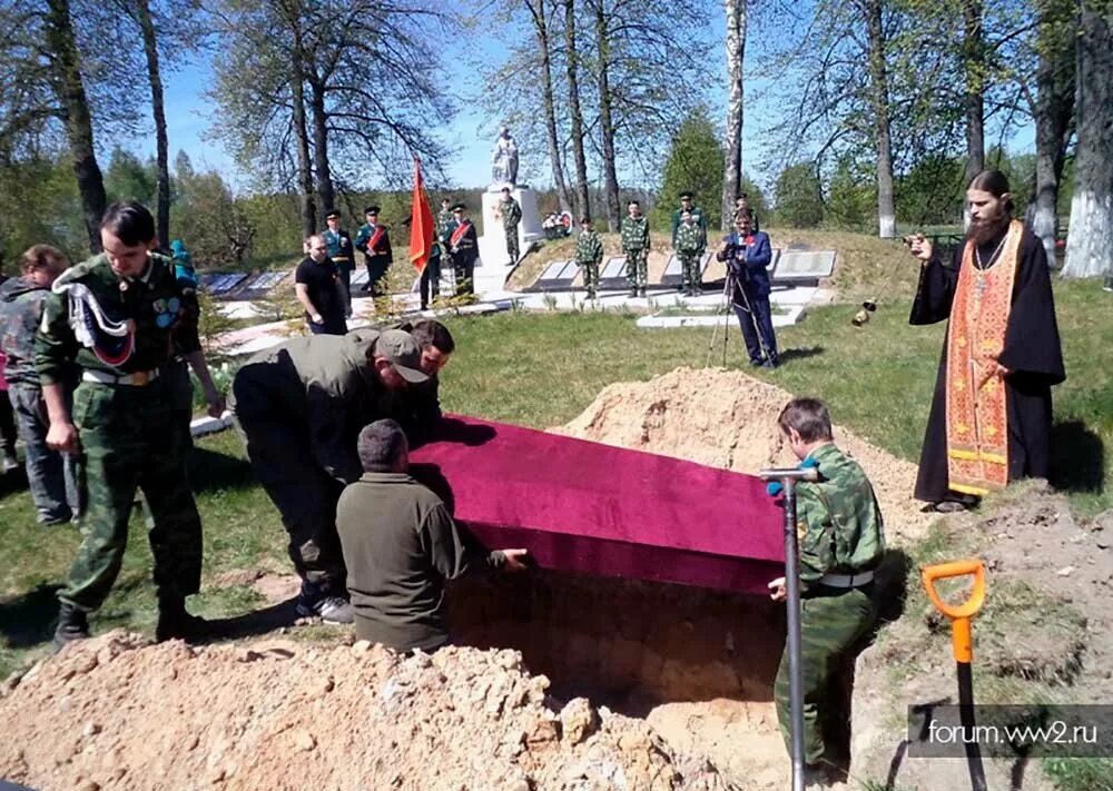 Родственникам погибших военных. Похороны солдат в Вольске.