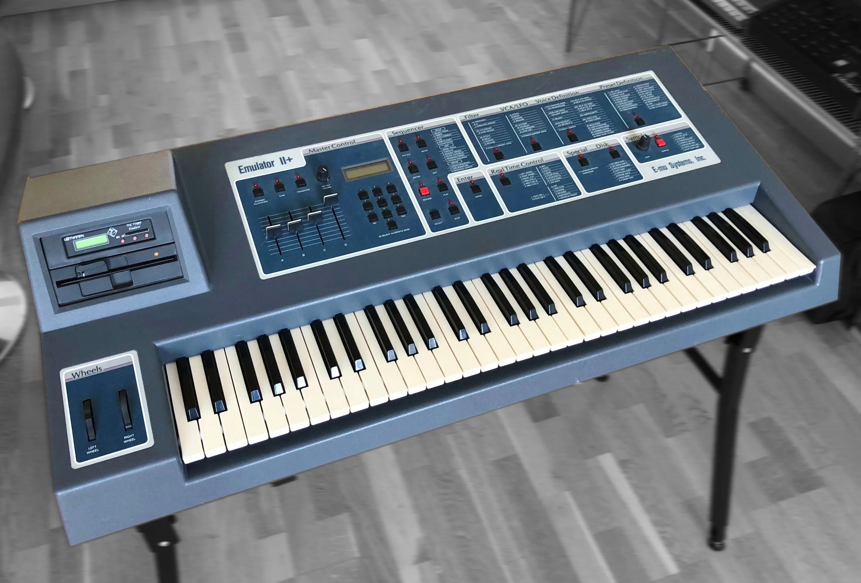 Робот синтезатор. E-mu emulator. emu синтезаторы. korg, arturia, roland, moog. синтезатор модульный arturia.