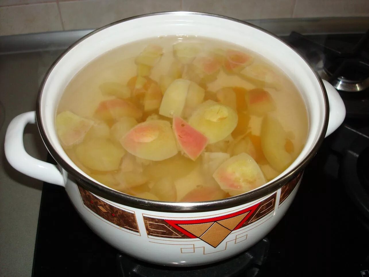 Компот из вишни и малины в кастрюле. Домашний компот в кастрюле. Компот в кастрюльке. Кастрюли с компотом из ягод. Домашний компот в кастрюле.