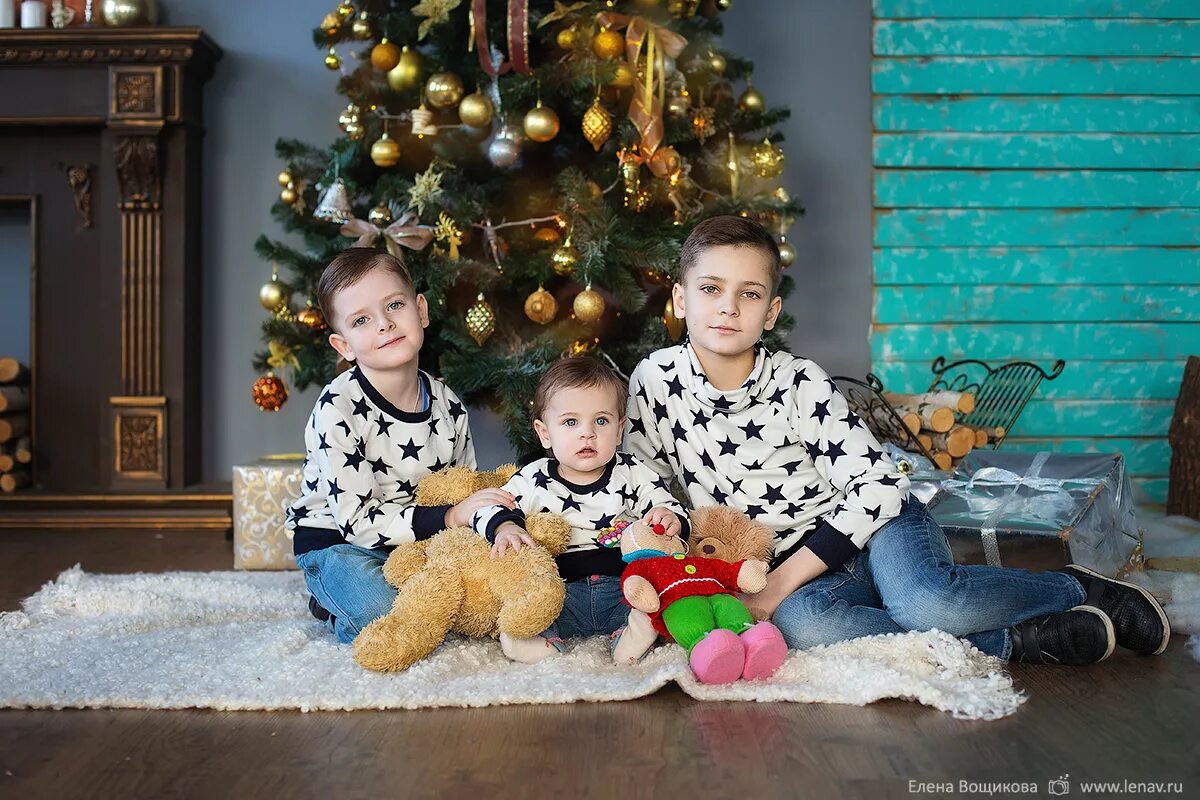 трое детей мальчиков. мужчина с двумя сыновьями. фотосессия в джинсовом стиле семейная. сыночек и лапочка дочка. три мальчика.