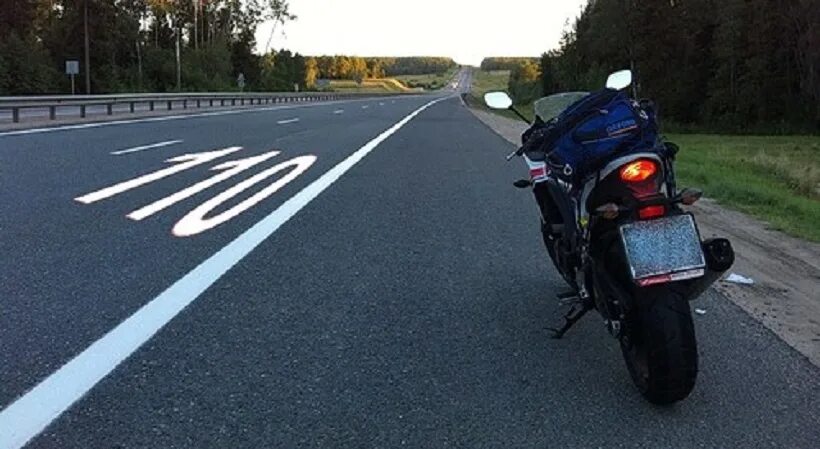 Мотоциклы на автомагистрали. Мопед на автомагистрали. Скорость мотоцикла на автомагистрали. Ограничение скорости для мотоциклов в России.