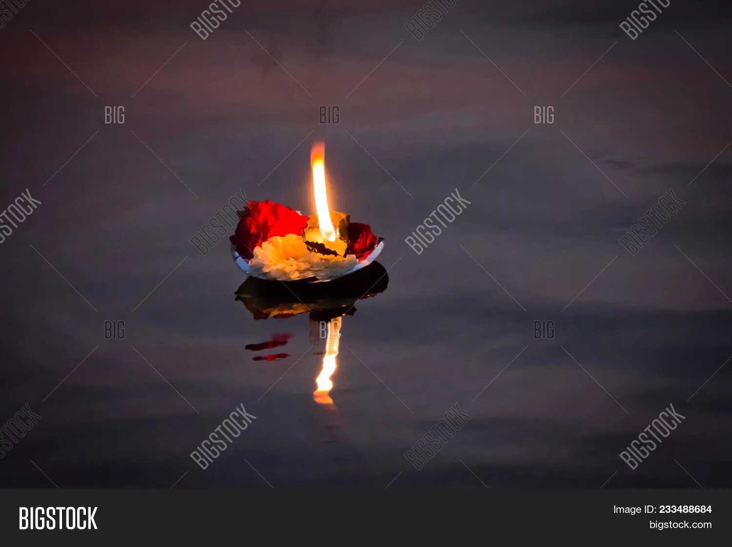 Огарок свечи. Бумажный кораблик со свечкой. Тающая свеча. Нижнеисетский пруд екатеринбург. Озеро светлояр иван купала.