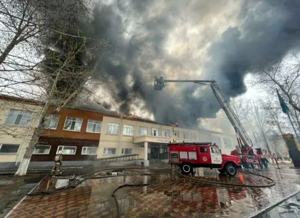 Что творится в школах. Пожар в школе. Пожар в городе. Сгоревшая школа. Пожар в школе сегодня.