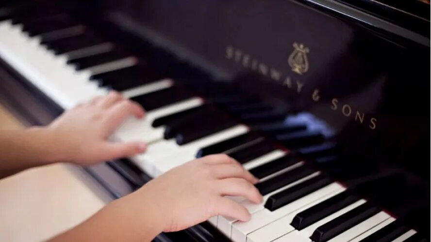 Compose a song. Дети пианисты. Она играет на пианино на английском. Ферруччо бузони пианист. Пианино на английском.