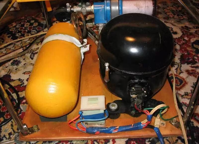 Из чего можно сделать компрессор своими руками. Компрессор из холодильника. компрессор воздушный из холодильного компрессора. компрессор от холодильника для аэрографа. компрессор из огнетушителя.
