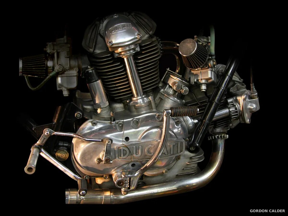 Мотор сс. 1974 Ducati 750gt. Мотор 750сс. Двигатель от мотоцикла v-Twin. Необычный вид двигателя мотоцикла.