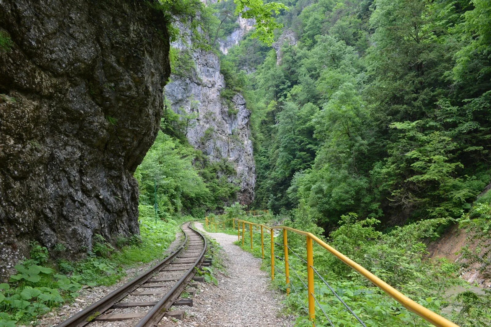 Гуамское ущелье адыгея. Гуамское ущелье, хутор гуамка. Мезмай ущелье. Гуамское ущелье ущелья. Гуамское ущелье железная дорога.