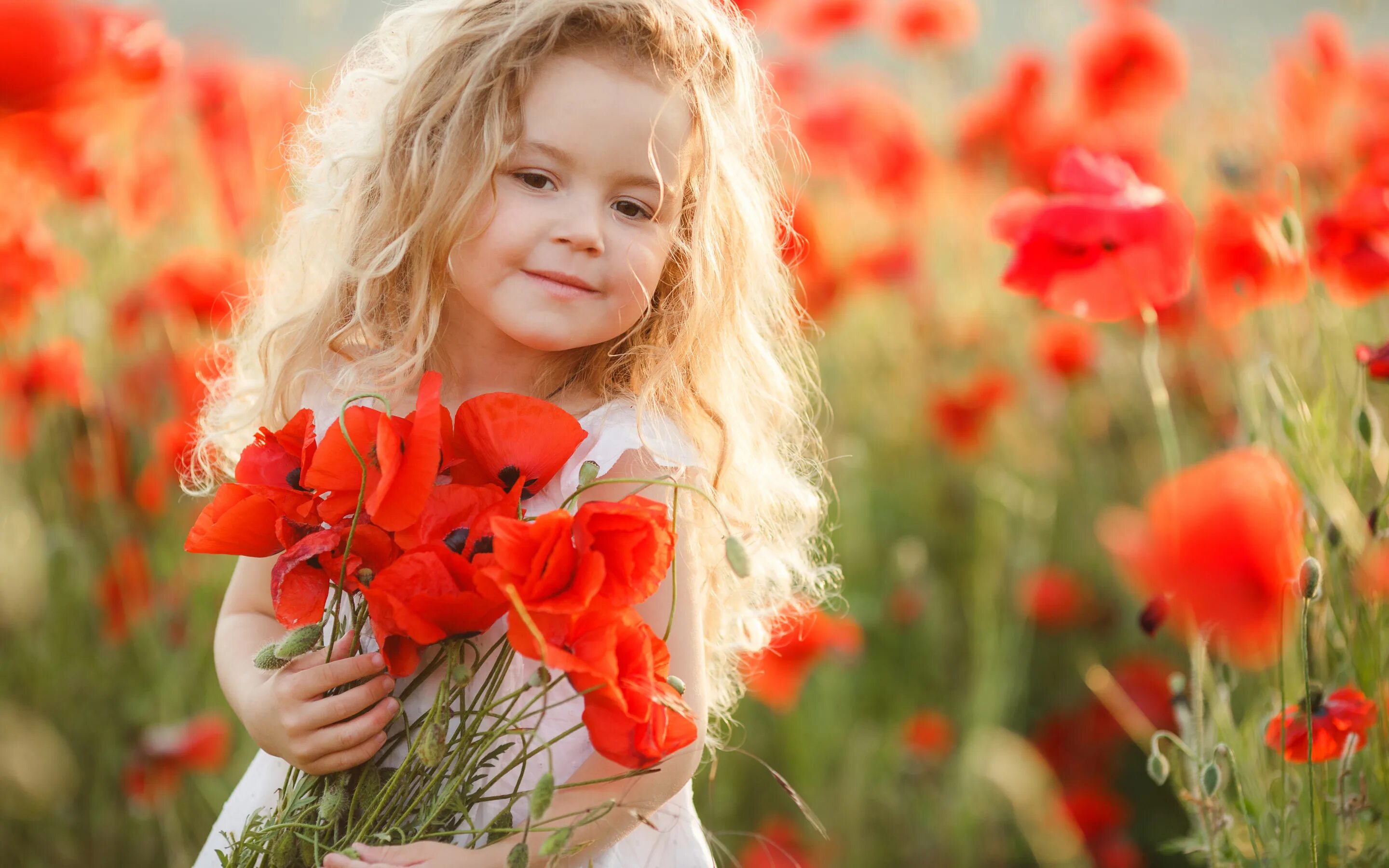 Желаю просто жить. Смеющиеся дети с цветами. Добра и радости. Живите с радостью и добром. Цветок с улыбкой.