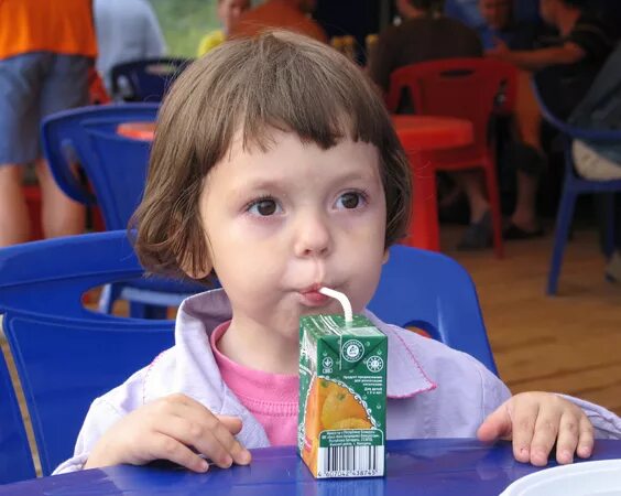 Сок через трубочку. Пьет сок из трубочки. Ребенок пьет из трубочки. Сок с трубочкой пьют. Ребенок пьет сок из трубочки.