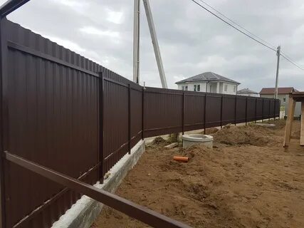 Как выровнять забор из профнастила