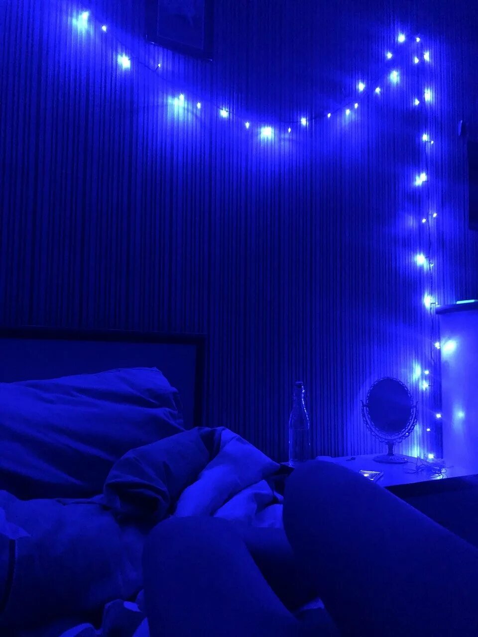 Луна освещает комнату. Эстетика синего. Синяя подсветка. Синяя подсветка для комнаты. Синяя комната.
