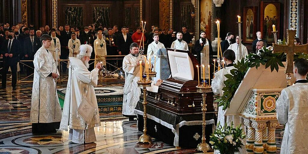 В церкви шло отпевание. Отпевание в храме Христа Спасителя.