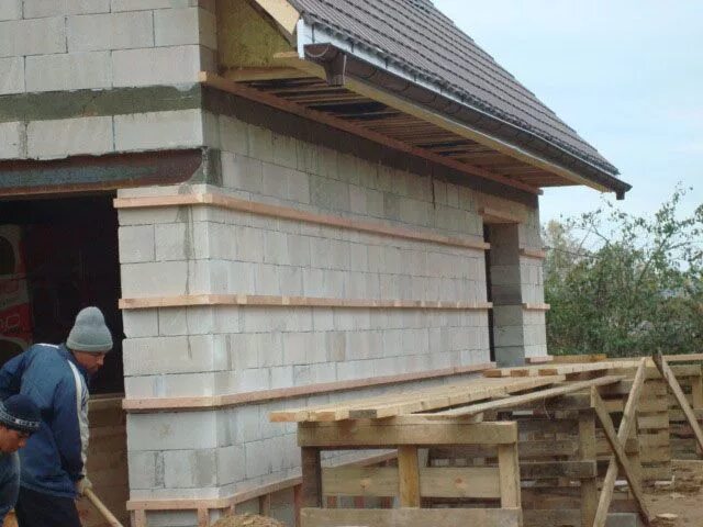 Обрешетка под цокольный сайдинг деке. Крепеж обрешетки к газоблоку. Обрешетка на пеноблок. Отделка газобетона изнутри. Обрешетка под металлосайдинг металл.