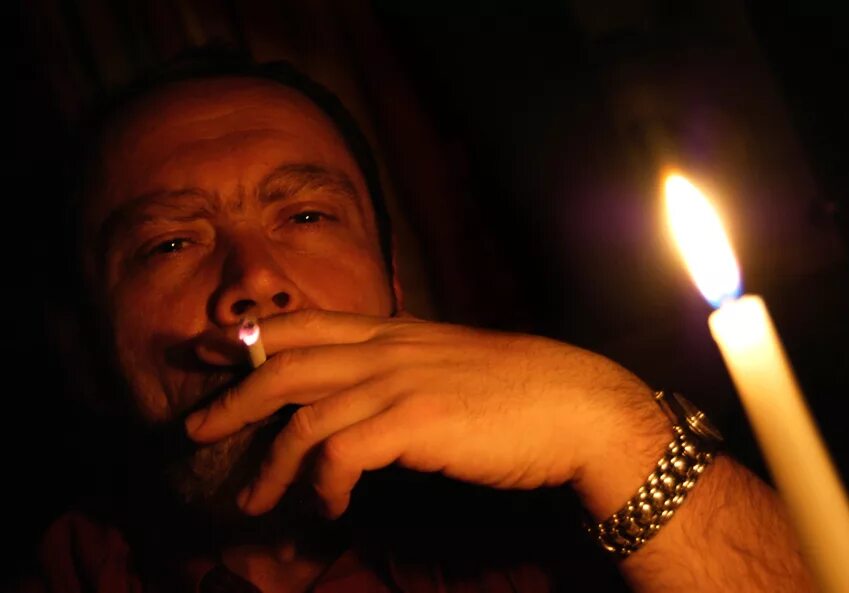 человек со свечой в темноте. мужчина со свечкой. свечи для мужчин. мужская свечка. человек со свечкой.