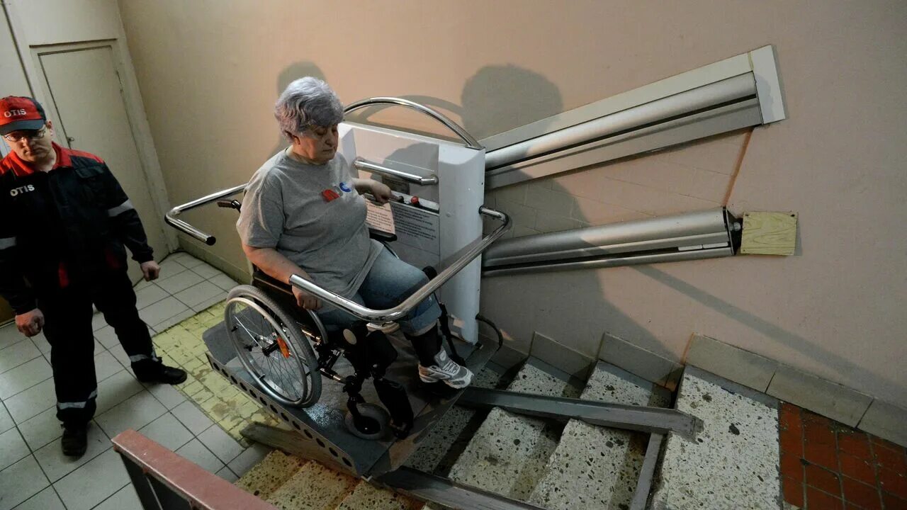 Машина на подъемнике. Машинист подъемника а 540. Профессия, в которой используется лазание. Люлька подъемника агп. Подъемник для стройки.