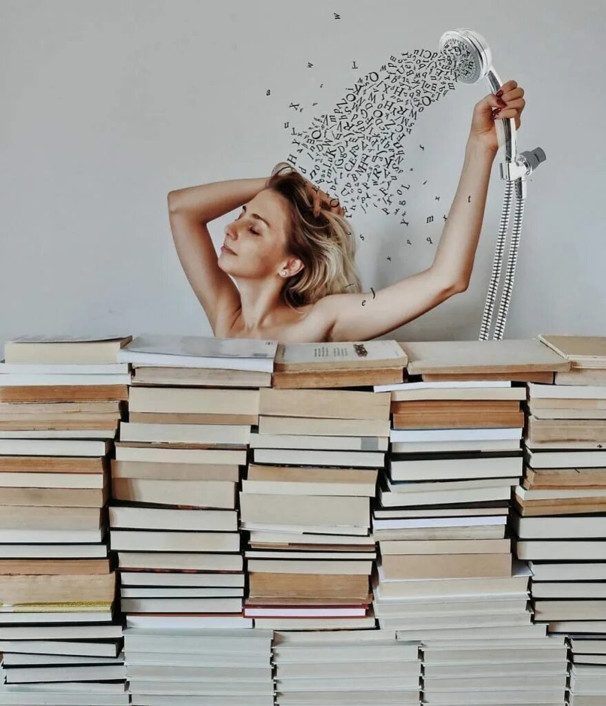 Образ книги. Необычные фотосессии с книгами. Креативная фотосессия с книгой. Идеи для фотосессии с книгами. Фотосессия с книжкой.