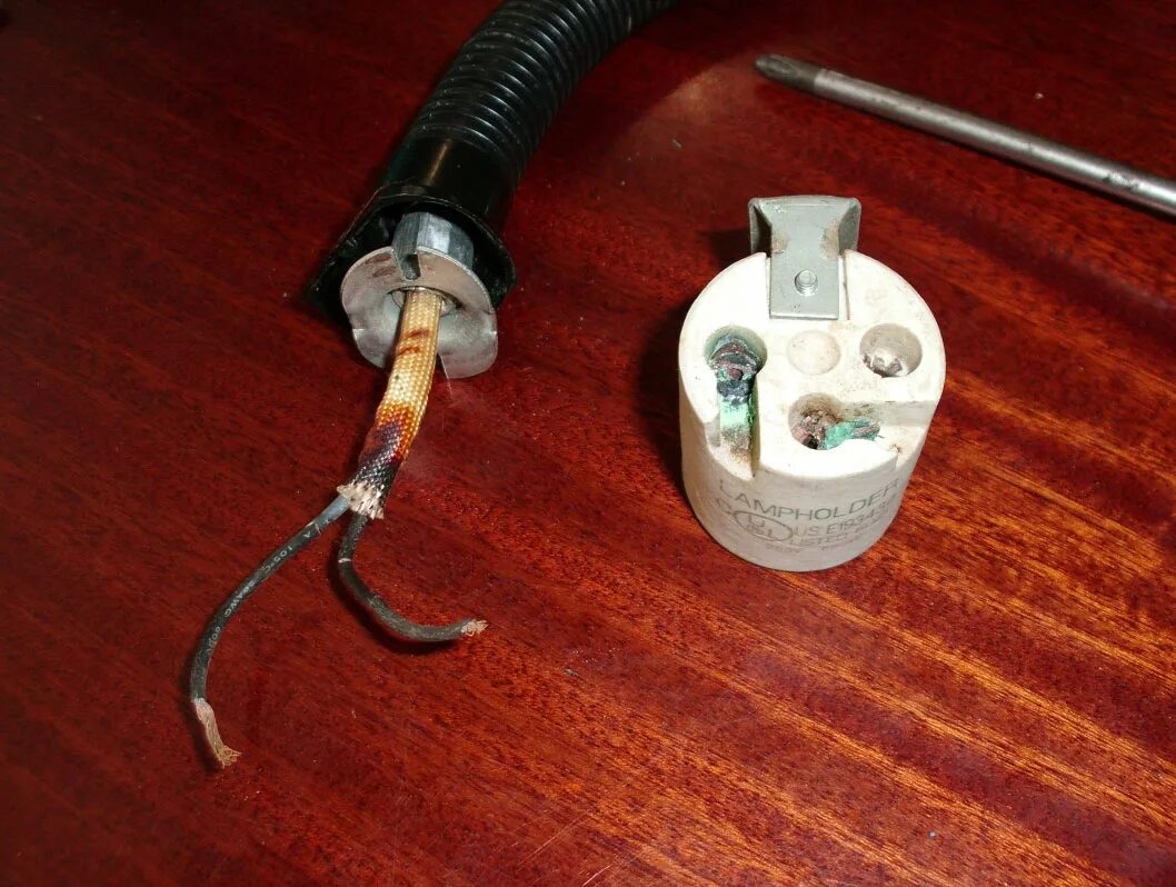 Лампа сильно греется. Патрон е14 соединение проводов. Контакты в патроне для лампочки. Клемник к патрону для лампочки. Соединение патрона с проводом.