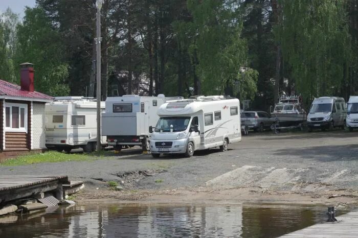 База отдыха уя. Кемпер база про. Дома на колесах база отдыха Карелия. Кемпинг отель Слюдянский район.