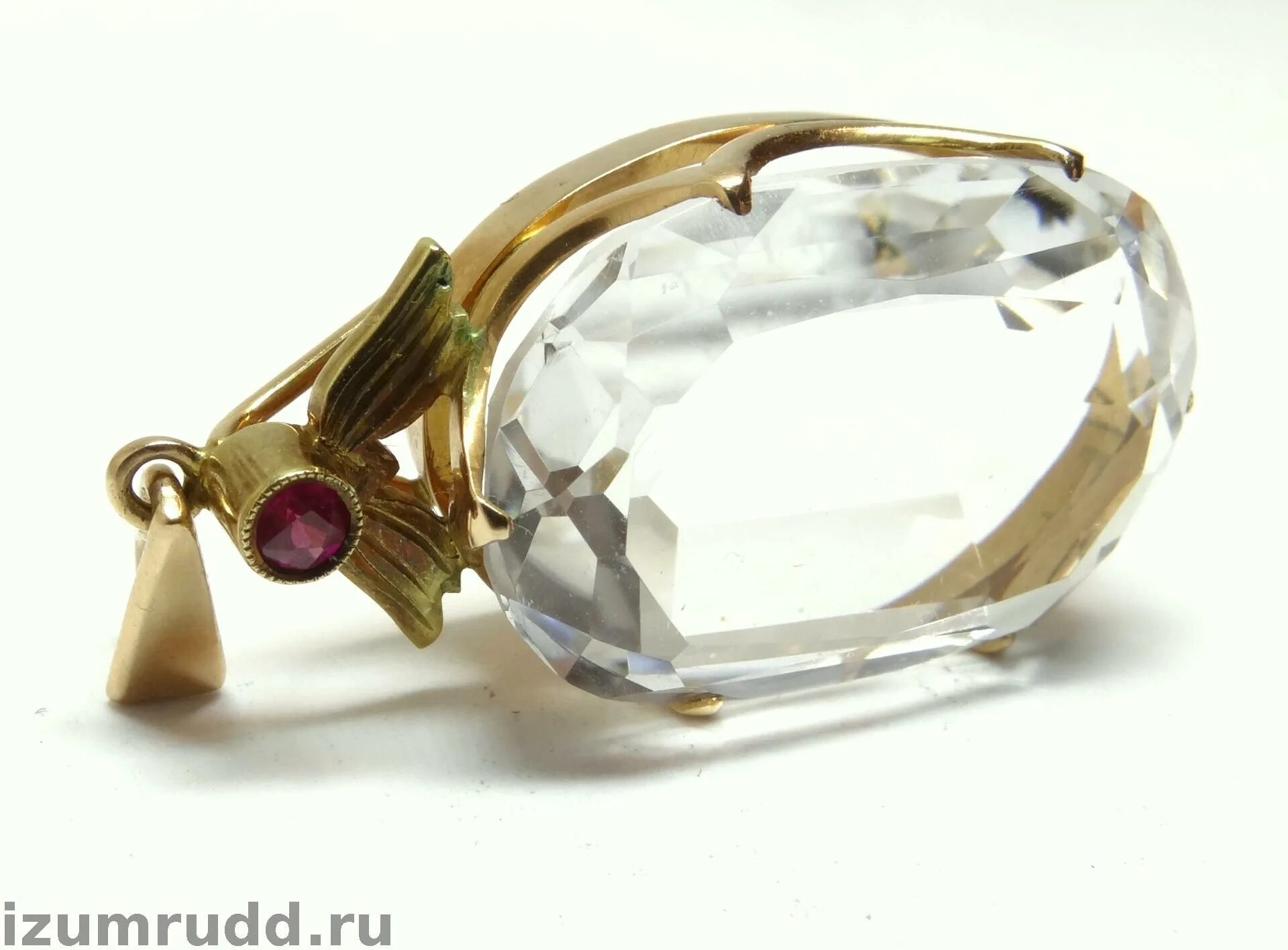 золотое кольцо с горным хрусталем 236825. кольцо с крупным горным хрусталем. кольцо с горным хрусталем. горный хрусталь в золоте. кольцо с горным хрусталем в золоте.