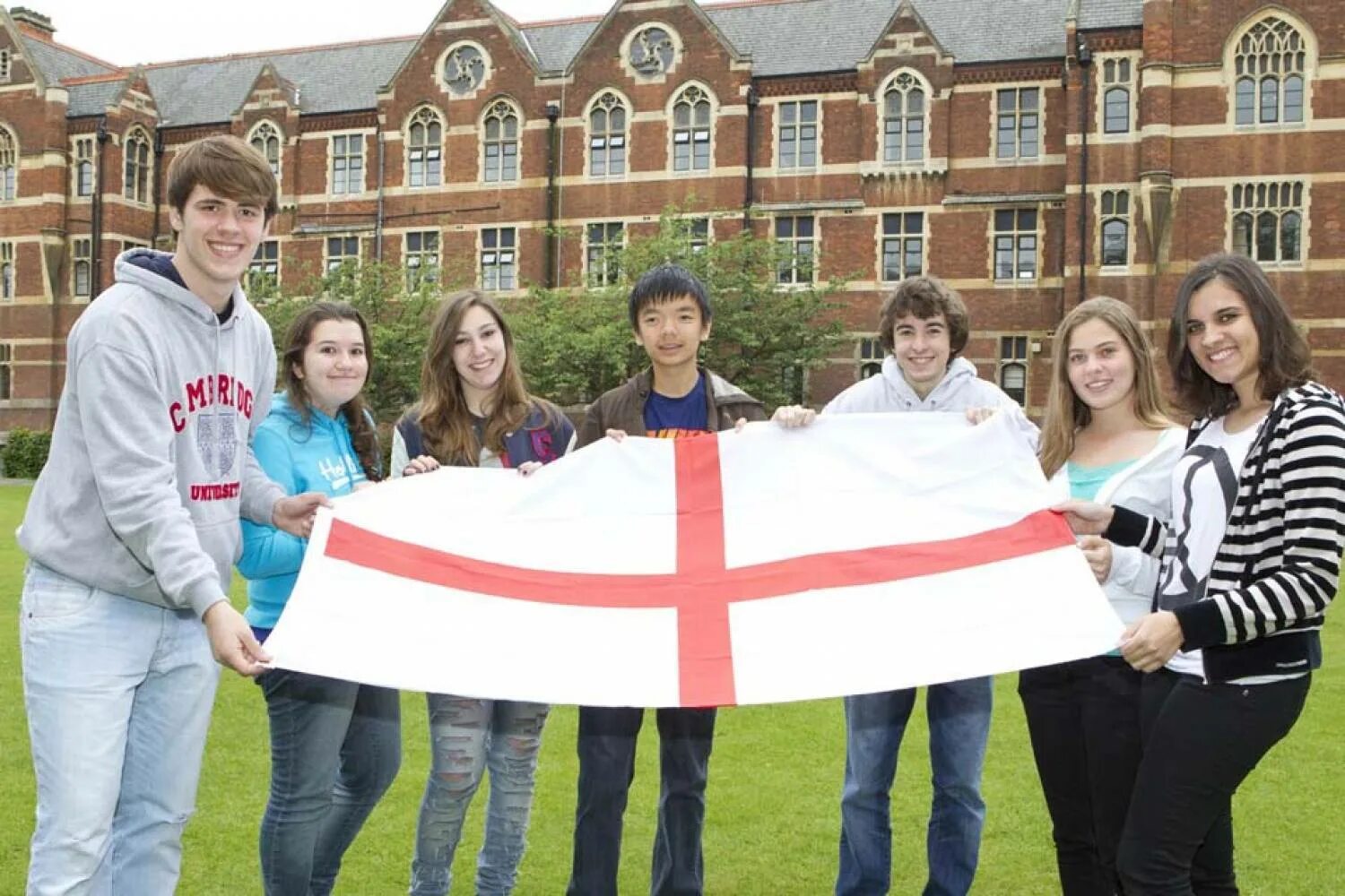 Bell школа Англия. Кембридж школа английского. Cambridge School лагерь. Языковой лагерь в Англии Tessis. Мероприятия в иностранных школах