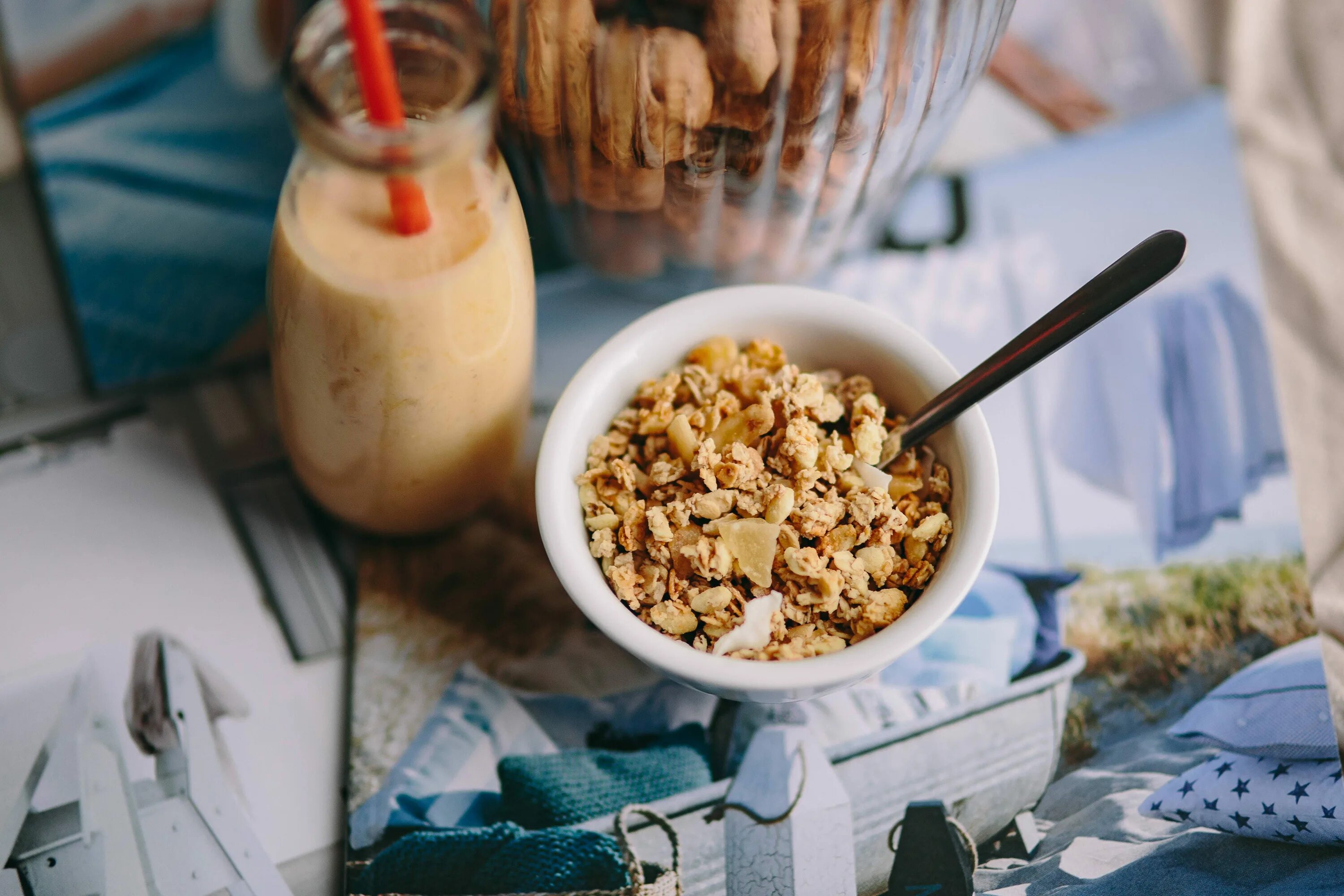 Granola мюсли. Хлопья на завтрак. Мюсли с молоком на завтрак. Гранола на завтрак. Какие хлопья полезнее