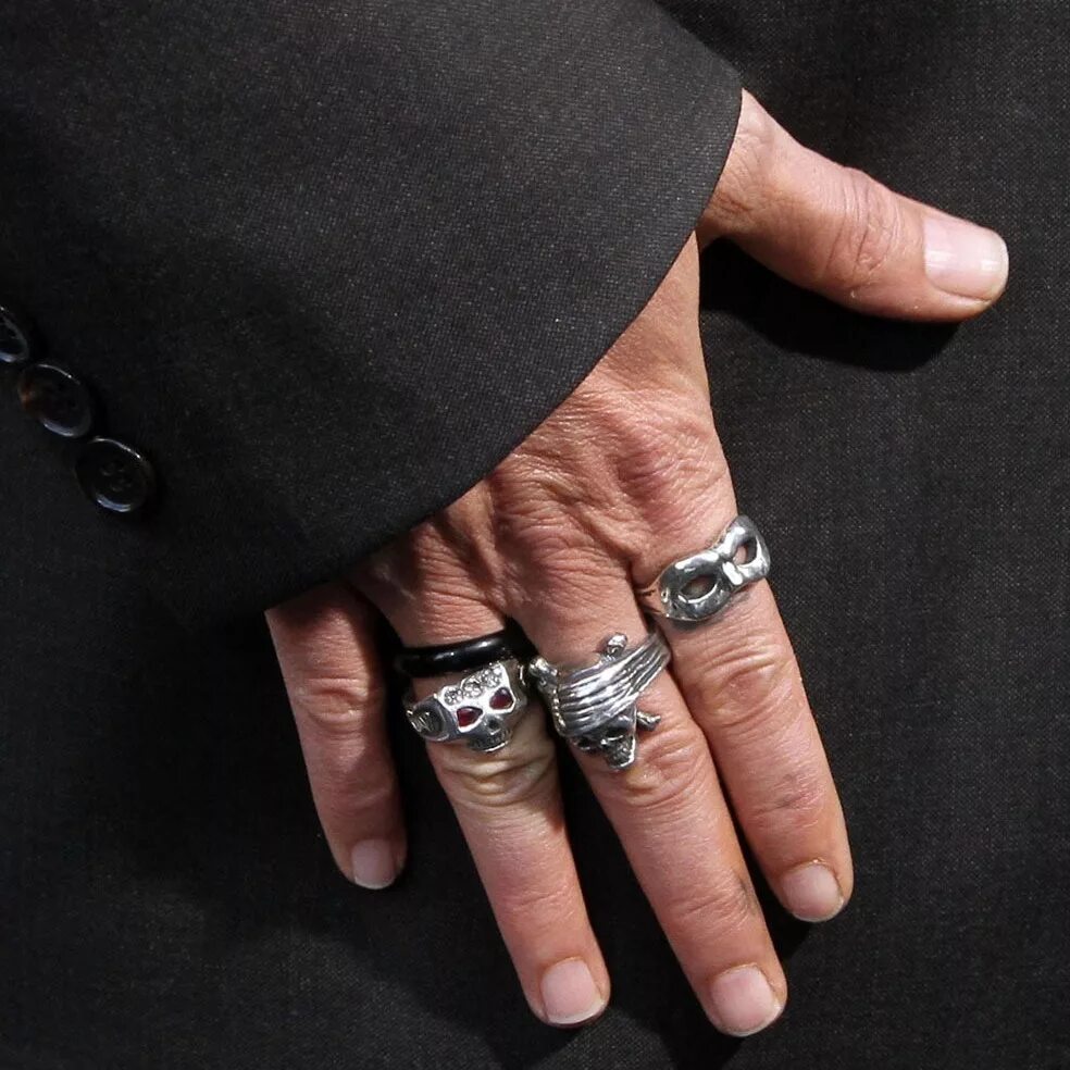 кольцо на среднем пальце. перстни для мужчин. перстень на среднем пальце у мужчины. мужской перстень на руке. мужской перстень на руке.