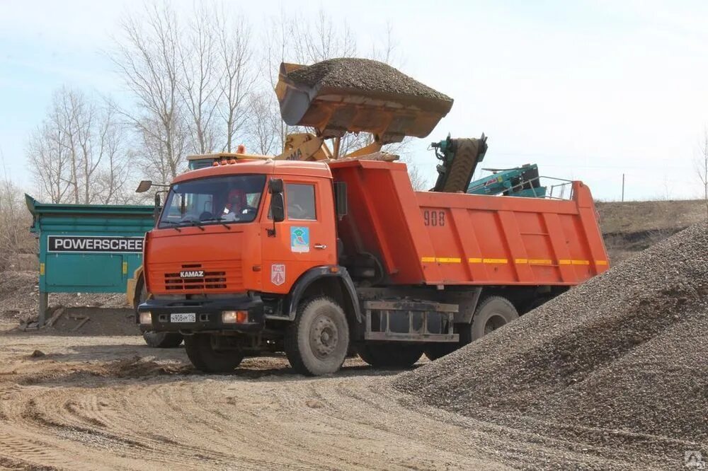 Купить камаз щебня. Щебень ПГС песок КАМАЗ. КАМАЗ самосвал с ПГС. КАМАЗ самосвал с песком. КАМАЗ 65115 выгружает песок.