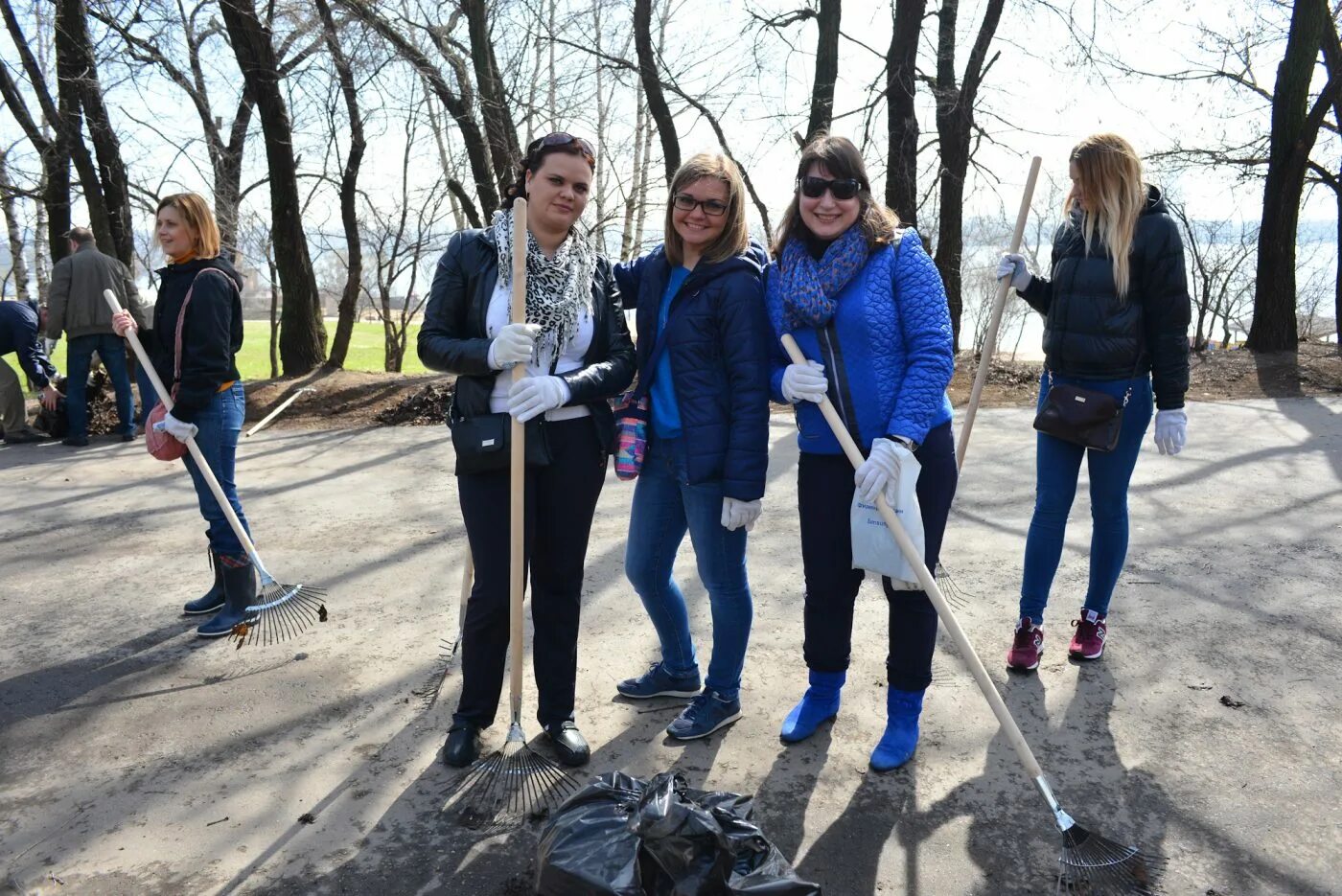 Новости свао. Субботник покраска. Красим на субботнике. Головинский район субботники управы. Блондинка на субботнике.