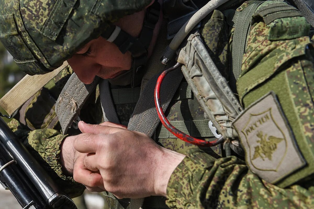 Нижегородская область штурмовая бригада. Флаг горноштурмовой бригады российских войск. Холд инспекшин. Командир десантников струна с красным рюкзаком. 3 й штурмовой бригаде