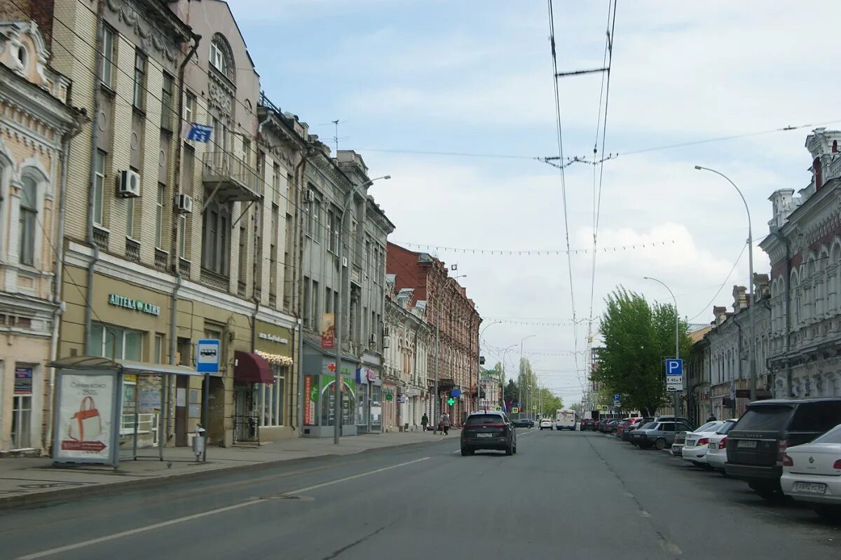 На протяжении улицы