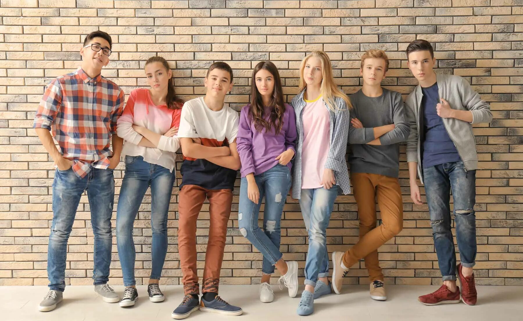 Teenager topic. Стильные подростки. Современная молодежь. Современная одежда для тинейджеров. Современный стиль молодежи.